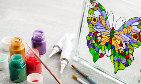 Malowanie obrazków na okna: pomysły na tworzenie z dziećmi