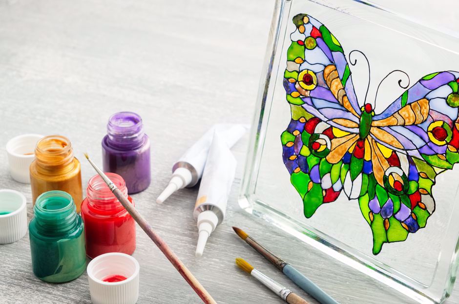Malowanie obrazków na okna: pomysły na tworzenie z dziećmi