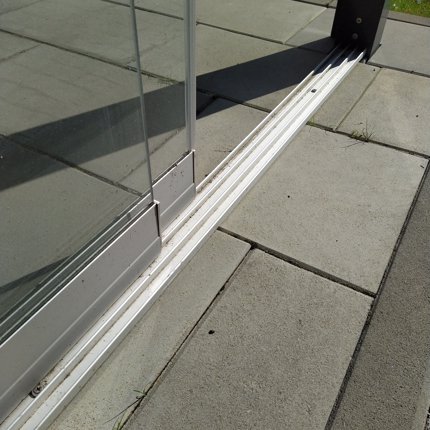 Inspirace ARTOSI GLASS – Przesuwny bezramowy system oszklenia
