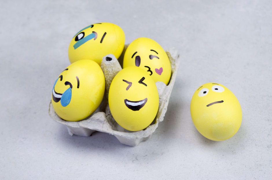 7 pomysłów na wielkanocne malowanie jajek, z którym poradzisz sobie z dziećmi