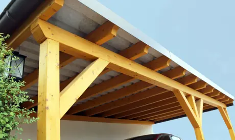 krásný dřevěno - plechový přístřešek na auto, kdy je pod ním už schované auto