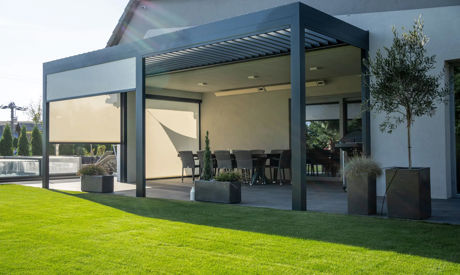 Roleta zaciemniające do pergoli: Jakie typy istnieją i który wybrać