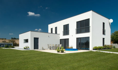 Budujesz dom? Kiedy jest idealna pora na zaciemnienie zewnętrzne