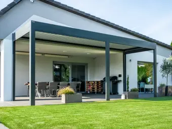 Przygotuj taras i pergolę na wiosnę: Kompletny poradnik