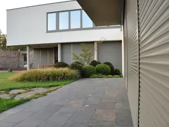 Jak ochłodzić mieszkanie bez klimatyzacji? Siła zaciemnienia zewnętrznego